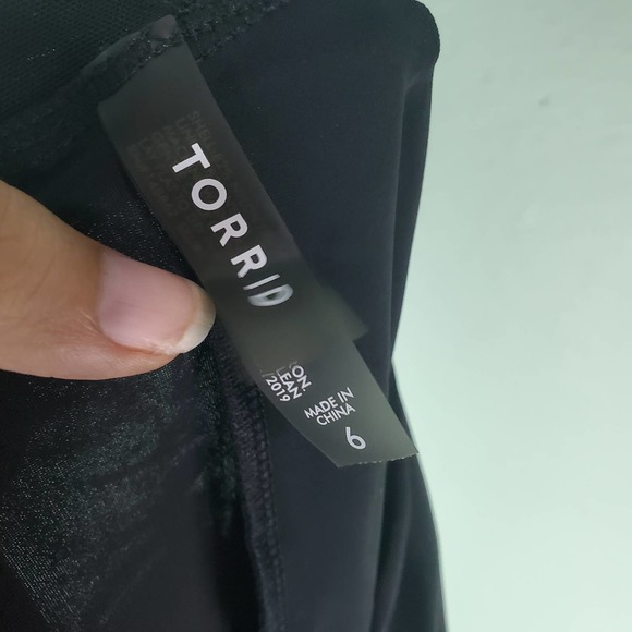 Torrid Women's Black Active High-Rise Capri Swim Legging Size 6 - Picture 3 of 4